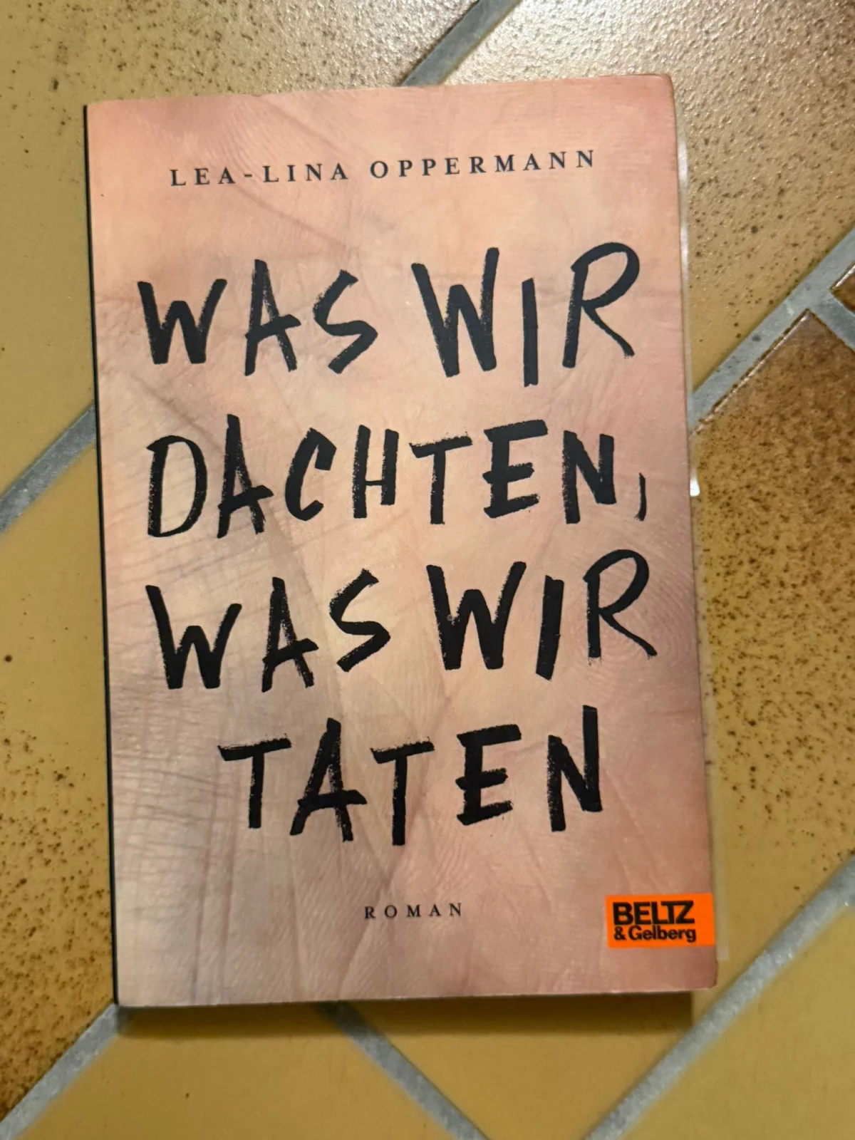 "Was wir dachten, was wir taten" - Roman von Lea-Lina Oppermann