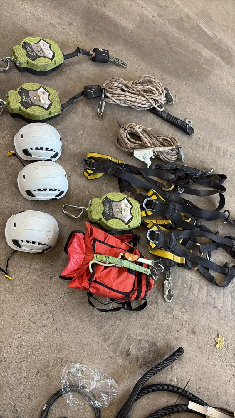 Kletterausrüstung Set mit Helmen Gurten und Seilen