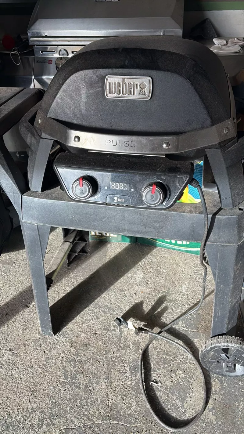 Weber Elektrogrill mit Standfuß