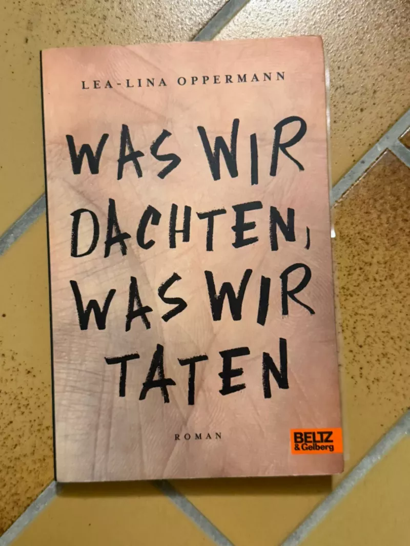 "Was wir dachten, was wir taten" - Roman von Lea-Lina Oppermann