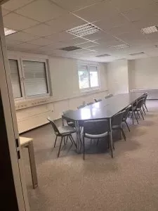 Konferenztisch mit 12 Stühlen aus Büroauflösung