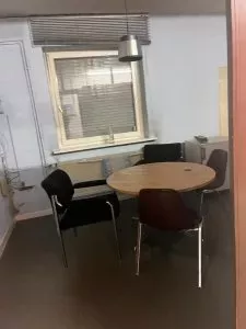 Runder Esstisch mit 4 Stühlen