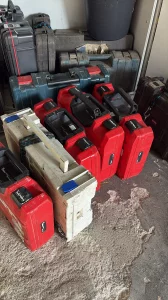 Leere Werkzeugkoffer verschiedene Größen rot und blau