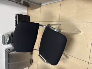 Schwarzer Bürostuhl mit Armlehnen und Chromgestell