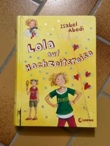 Lola auf Hochzeitsreise - Kinderbuch von Isabel Abedi