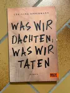 "Was wir dachten, was wir taten" - Roman von Lea-Lina Oppermann